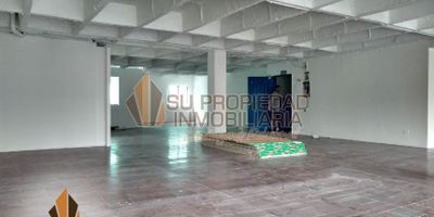 Local en arriendo en el Centro de Medellín.
Este es el lugar perfecto para tu negocio; está ubicado en el sector del Perpetuo Socorro, La Candelaria, cuenta con dos niveles, un área aproximada de 200 m2. Cuenta con cocineta, la energía es monofásica, doble altura. La zona es industrial, comercia. Cuenta con alto flujo peatonal y vehicular. Queda cerca de la estación de San Antonio del metro. Contáctanos!!! con gusto te ayudaremos a encontrar el espacio que estas buscando para tu negocio. 0