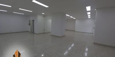 Local en arriendo Centro.
Este es el lugar perfecto para tu negocio. está ubicado en un primer piso. Cuenta con un área aproximada de 185 m2. Tiene mixtura alta, doble altura, puerta vidriera, reja de seguridad, cocineta, circuito tipo de energía monofásica. Cuenta con alto flujo peatonal, Queda cerca del centro comercial Camino Real. Contáctanos!!! con gusto te ayudaremos a encontrar el espacio que estas buscando para tu negocio. 0