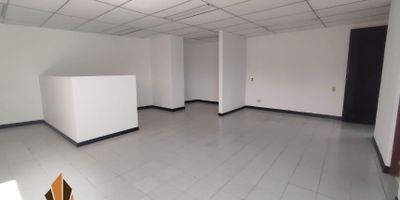 Oficina en arriendo en Laureles. 
Este es el lugar perfecto para tu empresa. Esta oficina esta ubicado en un edificio, cerca del primer parque de Laureles  en un sector muy transitado de Laureles. El edificio cuenta  con citófono y puerta de seguridad, ascensor y parqueadero para visitantes.  La oficina tiene un área aproximada  de  57 m2. Cuenta con baño privado y cocineta. Contáctanos!!! con gusto te ayudaremos.(9)