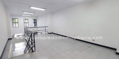Local en arriendo, Barrio Colombia, Laureles, Estadio. 
¡Local comercial de 90 m² en dos niveles, perfecto para tu negocio en el corazón de Laureles! Ubicación inmejorable a pocos pasos del Primer Parque de Laureles, en sector de alto flujo peatonal y vehicular todo el día. Ideal para tienda de ropa, confecciones, variedades, accesorios o concepto similar. Distribución funcional: puerta peatonal independiente, cocineta, baño privado y espacios bien aprovechados en ambas plantas. Edificio reconocido con excelente visibilidad. Energía monofásica. (Al valor publicado se suma IVA) ¡Oportunidad única en una de las zonas comerciales más cotizadas y seguras de Medellín! ¡Contáctanos hoy mismo y asegura este local! SE ENTREGA SIN AMOBLAR