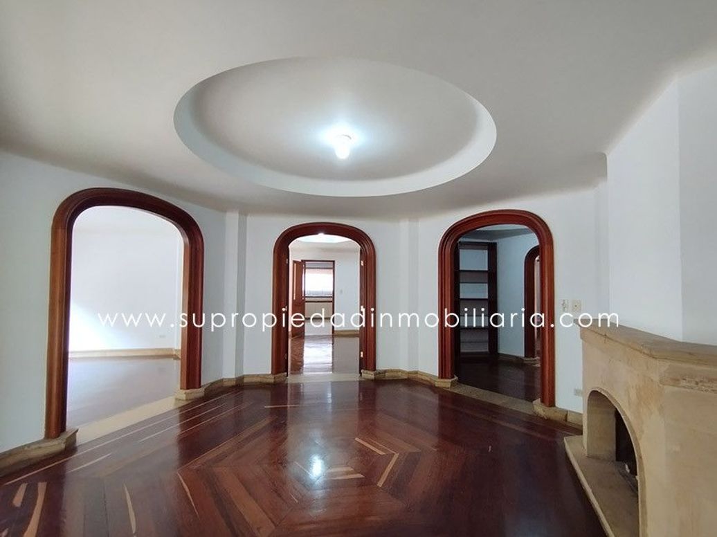 Apartamento de 3 alcobas en venta en Los Rosales, Bogotá, 240 m² · foto 4 de 20