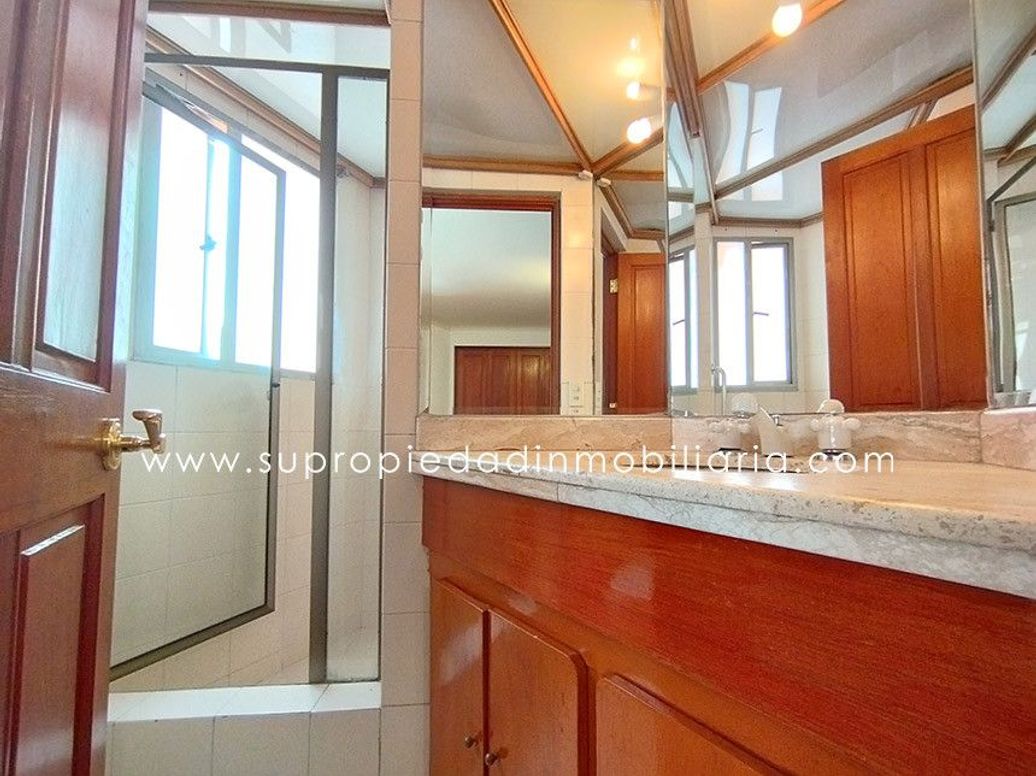 Apartamento de 3 alcobas en venta en Los Rosales, Bogotá, 240 m² · foto 10 de 20