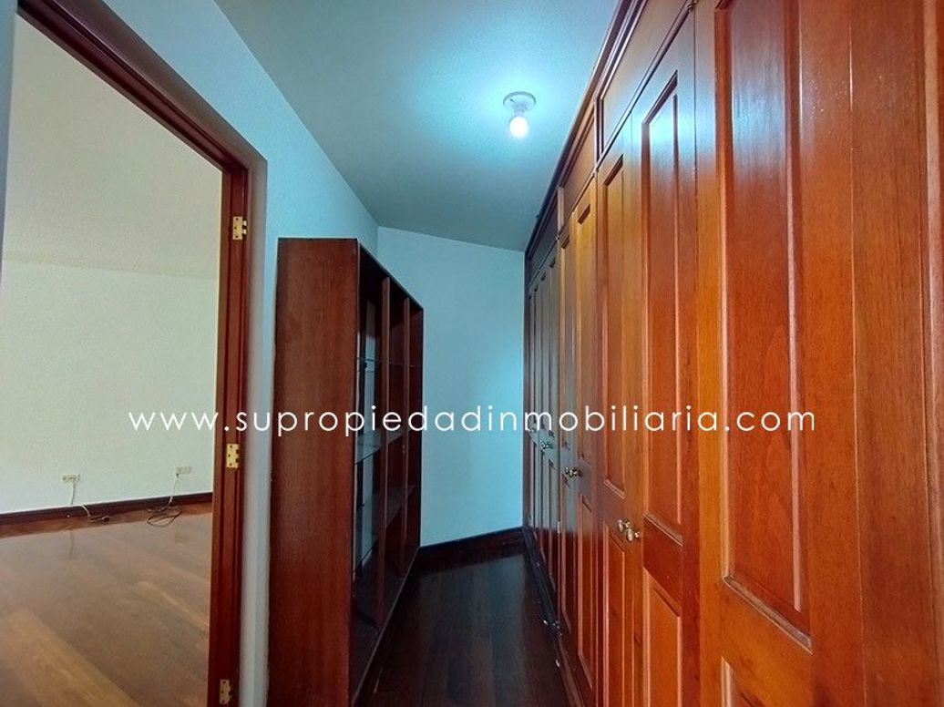 Apartamento de 3 alcobas en venta en Los Rosales, Bogotá, 240 m² · foto 14 de 20