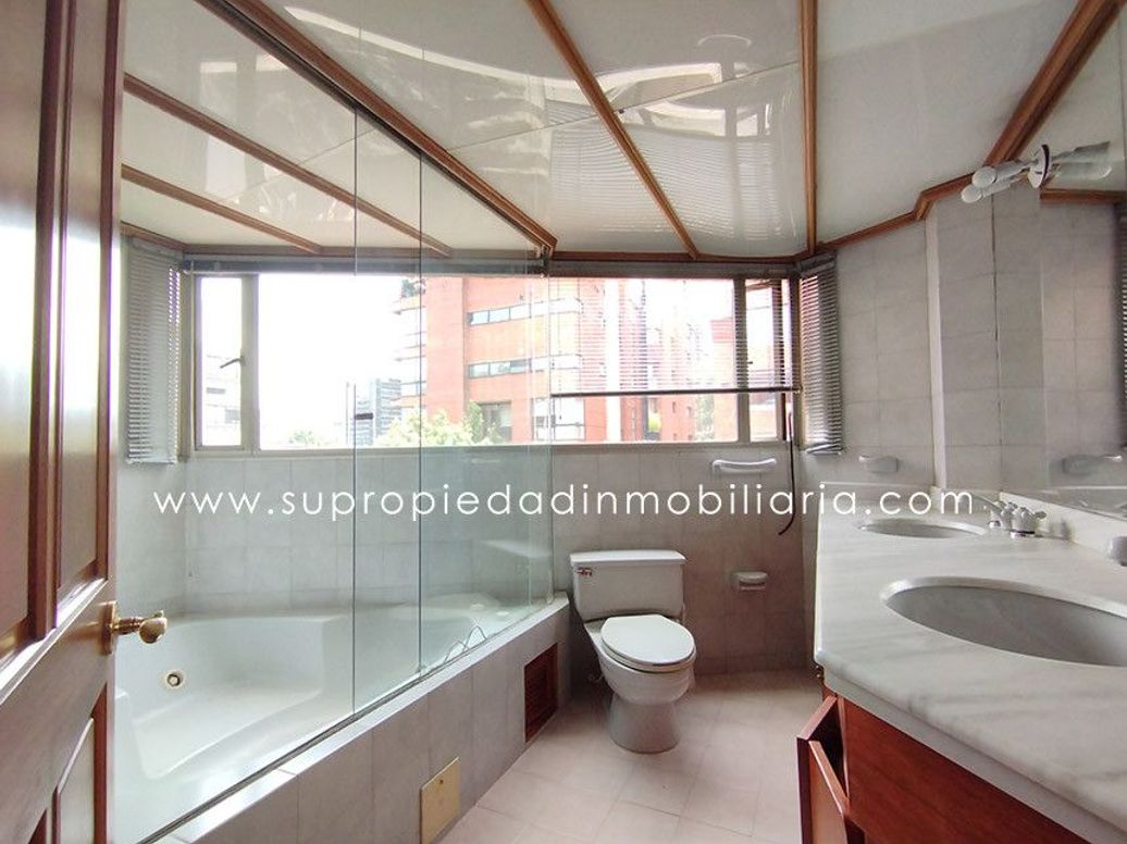Apartamento de 3 alcobas en venta en Los Rosales, Bogotá, 240 m² · foto 15 de 20