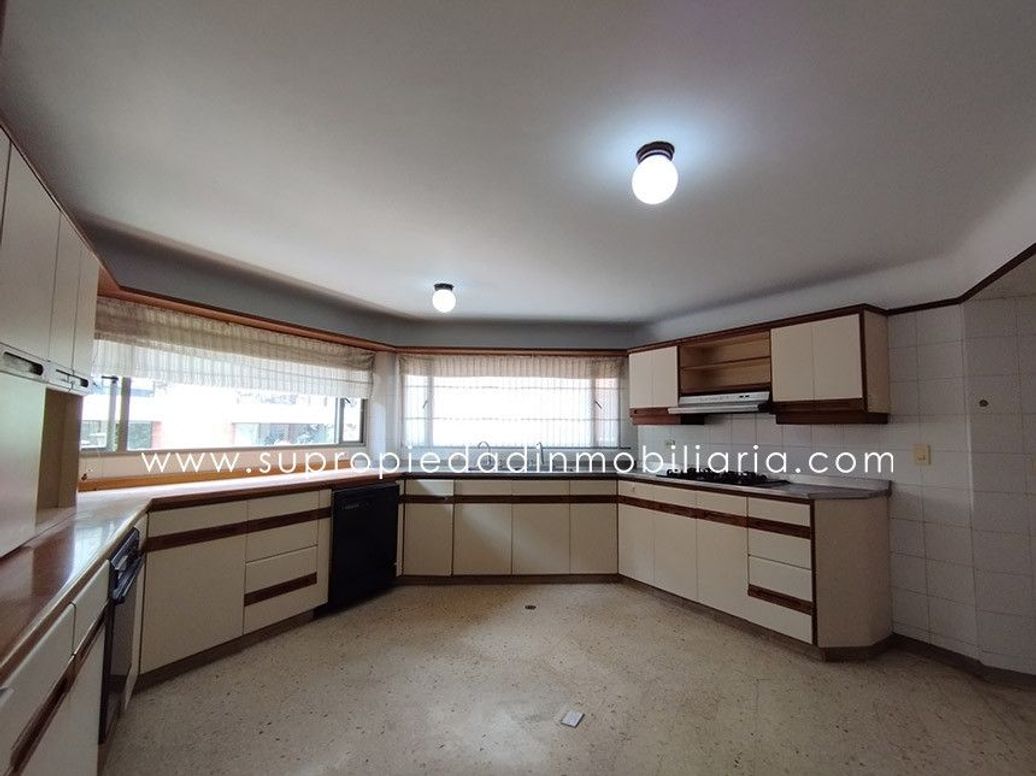 Apartamento de 3 alcobas en venta en Los Rosales, Bogotá, 240 m² · foto 18 de 20