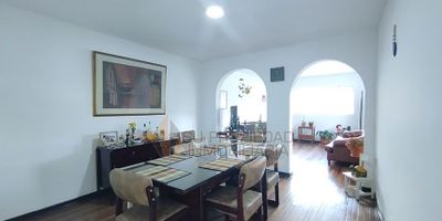 Casa en venta en Antonio Nariño-Restrepo.

Esta amplia casa de tres niveles para uso mixto consta de 8 habitaciones, habitación del servicio, Dos cocinas , 3 baños y medio. En el primer nivel hay un gran espacio adecuado para bodega además de contar con una linda terraza. Este es el lugar que estabas buscando. Con 305 metros cuadrados, hay mucho espacio para todos. 

Esta casa es una oportunidad única, está ubicada en una zona estratégica y central; cerca del parque Central Restrepo y de la estación de Transmilenio Fucha. Cuenta con excelentes vías de acceso como la Av. Caracas, Av. Primera de Mayo y de la Carrera 17. No pierdas la oportunidad de hacer tuya está casa. 

¡Contáctanos hoy para obtener más información y hacer una visita! ¡No te arrepentirás!  1