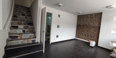 Casa en arriendo en Usaquén.
Esta amplia casa comercial de tres niveles es ideal para Oficinas o EPS. Queda a 2 cuadras de la carrera novena, cerca de la Avenida Calle 100 y la carrera 7. Zona tranquila y segura rodeada de excelentes vías de acceso. La casa cuenta con un área aproximada de 500 m2. tiene espacio para 12 oficinas. El inmueble esta remodelado y adecuado para oficinas; al ingresar encontraras en el primer nivel la recepción,4 oficinas, una sala de juntas, 3 baños, un depósito, una cocineta, cuarto de aseo y los 2 garajes. Segundo  nivel cuenta con 5 oficinas, una sala de juntas, comedor, cocineta, cuarto de aseo y baños. El tercer nivel se encuentra distribuido en una terraza grande, 3 oficinas, sala de juntas, baños y cocineta. Esta casa te ofrece cómodos y agradables puestos de trabajo con excelente iluminación natural y ventilación. La casa cuenta con red eléctrica y acueducto. ¡Contáctanos!!! Con gusto te ayudaremos a encontrar el inmueble que estás buscando. 1