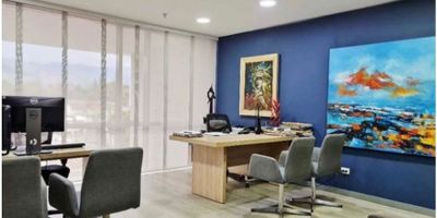 BRANDO & CIA, te ofrece una oficina en la calida ciudad de Medellin, la propiedad cuenta con una excelente ubicación, en un exclusivo edificio de oficinas, cerca a la estacion Aguacatala, en la av las vegas. 

Consta de 4 oficinas de excelente tamaño cada una con su respectivo baño, recepcion, cocineta y baño social. El edificio cuenta con parqueadero de visitantes, 4 salas de juntas dotadas con medios audiovisuales, zona de cafeteria dotada para empleados, porteria 24 horas. 

La propiedad queda en una zona con restaurantes, supermercados y trasnporte publico alrededor, en resumen una oficina perfecta para tu empresa. CONTACTANOS!
