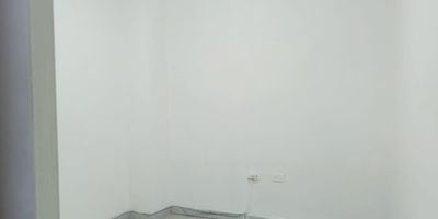 Oficina independiente en arriendo cerca a restaurantes, centros comerciales, supermercados, vias principales, rutas de transporte publico y servicios complementarios. Piso en ceramica, 2 espacios, cableado de red, techo cielo raso, divisiones en concreto, areas de recepcion y area de break *Inmuebles sujetos a verificación de disponibilidad.*