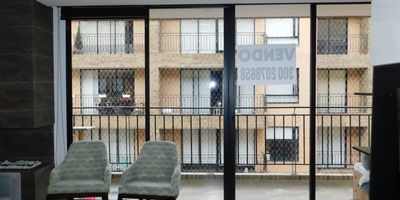 Cómodo y acogedor apartamento ubicado en el Conjunto Residencial Bosques de Aranjuez en un sexto piso. Dispone de una alcoba principal con baño privado, baño auxiliar, zona de lavandería cerrada, cocina integral con excelentes acabados . Además, cuenta con sistema Alexa y servicio de calderas. Parqueadero cubierto privado.  Sistema de sonido incorporado,  zonas Comunes, jacuzzi, sauna, family room, sala de recepción, salón social de eventos, parque infantil, zona interactiva de juegos, espacios de esparcimiento, zona infantil, terraza con mirada 360 grados, parrillas bbq, dos asadores por torre, parrillas de Teppanyaki, sala de visitas familiares, salón picnic, zonas verdes para mascotas y residentes, gimnasio ampliamente dotado.