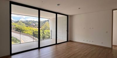 Apartamento en arriendo en unidad cerrada en sector tranquilo, campestre y poco flujo vehicular. Piso en madera, sala y comedor independiente, 2 alcobas con baño en cada una, cocina integral abierta, balcon y parqueaderos paralelos cubiertos . Conjunto cerrado con ascensor, piscina, gimnasio, jacuzzi, salon social, parques infantiles, zonas sociales, salon de juegos, zona de mascotas, coworking, vigilancia 24 hrs, y circuito cerrado de tv.  *Inmuebles sujetos a verificación de disponibilidad.*