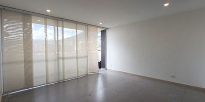 Apartamento en arriendo en unidad cerrada con facil acceso desde la Av principal, centro comercial, supermercados, restaurantes, servicios complementarios. Piso en ceramica, puerta de seguridad, sala y comedor independiente,  2 alcobas con baño en la principal, cocina integral abierta tipo americano, balcon y parqueaderos independiente cubiertos . Conjunto cerrado, ascensor, piscina, gym, salon social, sauna, turco, parque infantil, placa polideportiva, cancha de squash, zonas verdes, vigilancia 24 horas, citofonia y circuito cerrado de tv.  Inmuebles sujetos a verificación de disponibilidad.