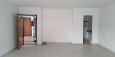 Consultorio-Oficina para arriendo en edificio empresarial mixto, ubicación estrategica con facil acceso y salida a via principal, rutas de transporte y gran oferta de servicios complementarios.  Cuenta con piso en baldosa, espacio abierto con baño privado, cuarto util interno y edificio con vigilancia 12 horas.*Inmuebles sujetos a verificación de disponibilidad.*