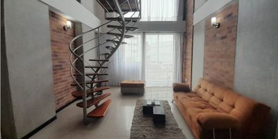 Hermoso apartaestudio en excelente sector de la ciudad, cuenta con amplios espacios, muy iluminados, 1 alcoba con vestier, sala comedor, 2 baños, pisos en cerámica y madera flotante, servicio de gas incluído.
