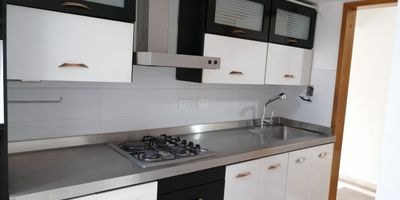 Apartamento en arriendo en unidad cerrada en Pinares cerca a la avenida principal, supermercados de cadena, parque principal, clínicas, centros comerciales, universidades, rutas de transporte publico y servicios complementario de la Zona, cuenta con sala-comedor, pisos en ceramica, estudio, con tres habitaciones, tres baños, mas habitacion de servicio con baño, cocina integral mesón en acero, estufa y calentador a gas, zona de ropas. La unidad cuenta con un parqueadero cubierto. Vigilancia y porteria las 24 Horas. *Inmuebles sujetos a verificación de disponibilidad.*