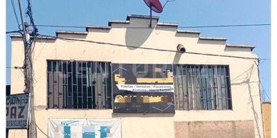 ¡OPORTUNIDAD ÚNICA! LOCAL COMERCIAL CON APARTAESTUDIO EN LA PAZ

Invierte en tu futuro con este local comercial de 90 m² estratégicamente ubicado en La Paz, cerca del centro comercial La Villa Nueva. Su privilegiada ubicación en una zona de alta demanda para distribuidores de vidrios, hierro y aluminio te garantiza una renta constante y segura. Además, el apartaestudio de 37 m² te brinda la posibilidad de generar ingresos adicionales o usarlo como espacio de oficina. ¡No pierdas esta oportunidad de adquirir un inmueble con alto potencial de crecimiento!
¿Por qué elegir este inmueble?
•	Ubicación estratégica: Zona comercialmente activa con alta demanda de productos para la construcción.
•	Versatilidad: Ideal para diversos tipos de negocios y con potencial para generar ingresos adicionales.
•	Apartaestudio independiente: Perfecto para vivir, alquilar o utilizar como oficina.
•	Amplios espacios: 90 m² de local comercial y 37 m² de apartaestudio.
•	Inversión segura: Zona con alta demanda y potencial de crecimiento.