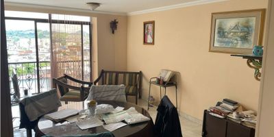 Este hermoso apartamento en Pereira, ubicado en el departamento de Risaralda, es la opción perfecta para ti. Con una amplia área total de 68 M2, una construcción moderna y una distribución inteligente, este inmueble tiene todo lo que necesitas para disfrutar de una vida cómoda y placentera.

Sus 2 alcobas son perfectas para una familia pequeña o como un espacio adicional para tus visitas. Además, cuenta con un baño completo y una zona de garaje para tu comodidad. Pero eso no es todo, ¡este apartamento también admite mascotas, así que tu mejor amigo peludo también será bienvenido en tu nuevo hogar!

Una de las características más destacadas de este apartamento es su amplio balcón, el lugar ideal para relajarte y disfrutar de las hermosas vistas de Pereira. Además, cuenta con un calentador para que nunca tengas que preocuparte por tomar una ducha fría en los días de invierno. También encontrarás prácticos clósets para almacenar y organizar tus pertenencias, así como una moderna cocina integral para preparar tus comidas favoritas.

Este apartamento también cuenta con comodidades adicionales que te encantarán, como un comedor auxiliar para ocasiones especiales y un depósito para guardar tus objetos de valor. Además, las dobles ventanas te brindan privacidad y aislamiento del ruido exterior, para que puedas disfrutar de paz y tranquilidad en tu hogar.

En cuanto a las características externas, este apartamento se encuentra en un edificio con un área social, donde podrás conocer a tus vecinos y hacer nuevas amistades. También cuenta con un ascensor para facilitar tus desplazamientos y una cancha de baloncesto y una cancha de fútbol para que te mantengas activo y en forma.

En su entorno cercano, este apartamento se encuentra rodeado de todo lo que necesitas, como un centro médico, centros comerciales, colegios/universidades y parques donde podrás disfrutar de la naturaleza y hacer ejercicio. Además, su ubicación cerca de la zona urbana