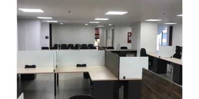 Distribución mobiliario.

Primer piso: Entrada principal con 4 módulos tipo recepción, 17 módulos de atención al usuario, 1 oficina privada con puesto gerencial, 3 baños sencillos y 1 baño para minusválidos y cuarto de lactancia Mezanine 5 oficinas administrativas con puestos en L, sala de espera infantil con terraza abierta, 15 puestos de trabajo lineales con superficie y silla, una sala amplia y cuarto de data center con instalaciones de rack, cableado, UPS, Patch panel y otros, zona de archivo rodante y 3 baños sencillos.

Segundo piso: Sala de juntas para 10 puestos, 14 puestos en L, 1 oficina administrativa con puesto en L y sala auxiliar, zona con archivo rodante, 2 baños sencillos, punto de cafetería, y 11 módulos de atención.

Tercer piso: 15 oficinas cerradas con puestos en L, 16 puestos de trabajo en L, 2 baños sencillos, punto de cafetería, y zona de archivador rodante.

Cuarto piso: Sala de juntas para 10 puestos, 4 oficinas administrativas con puestos en L, 31 puestos de trabajo, 2 baños sencillos y punto de cafetería.

Quinto piso: 2 oficinas administrativas con puestos en L, cuarto de data center con
instalaciones de rack, cableado, UPS, Patch panel y otros, cuarto de archivo con un archivador rodante y 40 puestos de trabajo en L.

Sexto piso: Sala de juntas para 8 puestos, 5 oficinas administrativas con puestos en L, 25 puestos de trabajo en L, 2 baños sencillos y punto de cafetería.

Séptimo piso: Sala de juntas para 8 puestos de trabajo, otra sala de juntas para 10 personas, 2 oficinas gerenciales con superficies auxiliares, cada una con baño privado, 2 baños adicionales, 1 oficina privada con superficies auxiliares, 18 puestos en L y un puesto de recepción de gerencia con sala de espera con sofás y sillas.

Octavo piso: Terraza tipo comedor con 2 baños, 1 cuarto de lactancia, 1 almacén de insumos, zona de cocina con mesones y lavaplatos, espacio totalmente abierto para puestos de caf