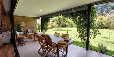 Casa en unidad cerrada muy bien ubicada en El Tablazo, vía de acceso pavimentada, amplia zona de terraza con área verde, un solo nivel con tres alcobas más alcoba de servicio, cinco baños, biblioteca, estar, cocina integral, salón con chimenea, parqueadero doble y cuarto útil. Administración incluida. Código Abad Faciolince: CAS2318. Asesor Santiago Arroyave 3155022257. 