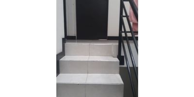 ¡Increíble oportunidad de inversión en Manizales, Colombia! Te presentamos esta hermosa casa ubicada en una zona inmejorable del municipio de Caldas. Con una impresionante área de terreno de 210 M2 y una construcción de igual dimensión, esta propiedad ofrece 210 M2 de área privada para que disfrutes de una vida cómoda y espaciosa.

La casa cuenta con 12 alcobas, lo que la hace perfecta para una familia grande o para aquellos que buscan un espacio adicional para convertir en una oficina, estudio o sala de entretenimiento. Además, cuenta con 4 baños, brindando comodidad y privacidad a todos los miembros de la familia.

En su interior, encontrarás todas las comodidades que necesitas para vivir sin preocupaciones. El agua, el calentador, los clósets y la cocina equipada son solo algunas de las características que te permitirán disfrutar de tu hogar sin preocuparte por nada más. Pero eso no es todo, ya que la casa también cuenta con doble ventana, electricidad y gas domiciliario, lo que garantiza un espacio seguro y confortable para ti y tu familia.

Pero lo mejor de todo es su ubicación. Esta casa se encuentra cerca de importantes centros médicos, centros comerciales, colegios y universidades, brindándote una excelente calidad de vida y la comodidad de tener todo lo que necesitas al alcance de tu mano. Además, al estar ubicada en una zona residencial, podrás disfrutar de un ambiente tranquilo y seguro, perfecto para crear recuerdos inolvidables con tu familia.

¡No esperes más y hazte con esta increíble propiedad en Manizales! Contáctanos ahora y descubre todo lo que esta casa tiene para ofrecerte. ¡No dejes pasar esta oportunidad única en el mercado inmobiliario colombiano!
