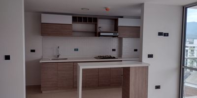 Apartamento  en Venta  ubicado en unidad cerrada en Dosquebradas cerca a servicios complementarios de la zona, cuenta con sala-comedor, pisos en ceramica, tres habitaciones y dos baños, cocina integral meson en quarztone, estufa y calentador a gas, zona de ropas. La unidad cuenta con piscina, parques infantiles, salón comunal, sauna/turco, placa poliportiva y un parqueadero cubierto. Vigilancia y portería las 24 Horas. *Inmuebles sujetos a verificación de disponibilidad.*