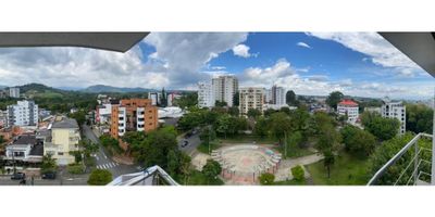 Si estás buscando un nuevo hogar en la hermosa ciudad de Pereira, Risaralda, ¡has llegado al lugar indicado! Te presentamos este espectacular apartaestudio para vender, ubicado en una zona tranquila y residencial, perfecta para aquellos que buscan un estilo de vida relajado pero con todas las comodidades y servicios al alcance de la mano.

Con un área total de 60 M2, esta propiedad cuenta con un área construida y privada de 60 M2, lo que garantiza amplios espacios y una distribución inteligente del espacio. Una de las principales ventajas de este apartamento es su excelente distribución de una alcoba y un baño, lo que lo convierte en la opción ideal para solteros o parejas que buscan un lugar acogedor y funcional.

Su concepto de barra estilo americano en la cocina le da un toque moderno y permite una integración perfecta entre la sala de estar y el área de preparación de alimentos. Además, cuenta con una cocina integral equipada con los mejores electrodomésticos y acabados de alta calidad.

Este apartaestudio también cuenta con detalles que marcan la diferencia, como armarios empotrados y clósets diseñados especialmente para aprovechar al máximo el espacio y mantener todo organizado y en su lugar. Además, cuenta con doble ventana y gas domiciliario, lo que garantiza un ambiente cálido y acogedor en todo momento.

En cuanto a las características externas, este apartaestudio se encuentra en un moderno edificio con ascensor y una agradable área social para disfrutar con amigos y familiares. También cuenta con una amplia variedad de colegios y universidades cercanas, lo que lo convierte en una opción ideal para profesionales y estudiantes en busca de un lugar para vivir y estudiar en un mismo lugar.

Otro aspecto a destacar es la comodidad del garaje y parqueadero para visitantes, lo que le da tranquilidad y facilidad a tus visitas al momento de estacionar. Además, su ubicación interior garantiza un ambiente tranquilo y silencioso, alejado del 