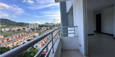 Bienvenido al apartamento de tus sueños en Dosquebradas, Risaralda. Este hermoso inmueble se encuentra ubicado en una zona de alta valorización, rodeado de naturaleza y con fácil acceso a la zona urbana. Con un área total de 73 M2, este apartamento cuenta con todas las comodidades que necesitas para vivir cómoda y tranquilamente en tu nuevo hogar.

En su interior, podrás disfrutar de un amplio espacio de 73 M2 diseñado especialmente para tu confort y el de tu familia. Con 3 acogedoras habitaciones, podrás compartir momentos inolvidables con tus seres queridos y descansar plácidamente cada noche. Además, cuenta con 2 baños completos, perfectos para no tener que esperar en las mañanas y tener más tiempo para ti.

Pensando en la comodidad de tus mascotas, este apartamento admite la convivencia con tus fieles amigos. También cuenta con armarios empotrados en cada habitación, amplios y funcionales, para que puedas guardar todas tus pertenencias y tener un espacio limpio y ordenado.

Imagina disfrutar de una vista panorámica desde el balcón privado de tu apartamento, respirando aire puro y contemplando la hermosa naturaleza de la zona. Además, cuenta con baño auxiliar y baño en habitación principal, para mayor comodidad y privacidad.

Ideal para aquellas personas que trabajan en casa o para estudiantes, este apartamento cuenta con una biblioteca o estudio donde podrás concentrarte y ser más productivo. También encontrarás un calentador para los días fríos y clósets en perfecto estado para almacenar tus pertenencias.

A nivel de servicios, este inmueble cuenta con doble ventana para una mejor ventilación e iluminación natural, y cuenta con los servicios básicos de electricidad y gas domiciliario. Además, podrás disfrutar de un amplio hall de alcobas, perfecto para recibir visitas y como espacio funcional extra.

Al vivir en este apartamento, podrás disfrutar de todas las comodidades y facilidades que ofrece el edificio. Con acceso para dis