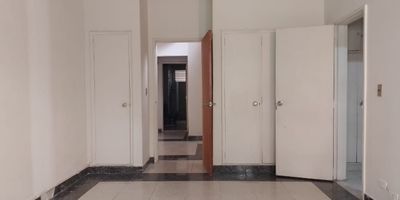 Casa comercial independiente en arriendo cerca a avenida principal, universidades, restaurantes, parques, supermercados, centros comerciales, rutas de transporte publico y servicios complementarios. Piso en ceramica y madera, 11 espacios, 2 niveles, baños, cocineta, cableado de red, divisiones en concreto, patio, extractor,  balcon, red de gas, zonas verdes y parqueadero independiente cubierto. Cuenta con bahia de parqueo *Inmuebles sujetos a verificación de disponibilidad.*