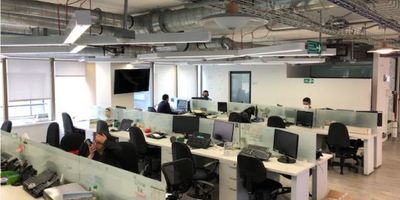 Descripción Excelente oficina Unión de dos pisos, amoblada, cuenta con 126 puestos
operativos, 5 oficinas privadas 5 oficinas independiente abiertas, 3 salas de juntas, 2
depósitos, 1 cocineta, 1 baño de gerencia, 4 baterías de baño (2 baterias damas - 2
baterias hombres) cuarto de rack con estructura y Patch panel instalados con cableado
estructurado categoría 6A, Cielo raso en concreto a la vista con iluminación LED, con
sensores de movimiento, aire acondicionado, piso en vinilo imitación madera de tráfico
pesado, baterías de baños hombres y mujeres por piso, y el uso exclusivo de 8
parqueaderos.
El edificio cuenta con planta eléctrica de suplencia total, recepción, 6 parqueaderos de
visitantes, terraza - cafetería comunal y buenas vías de acceso.
