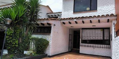 [ARR] ID HOUM: 134304

Entérate de todos los beneficios al arrendar con nosotros:
    • Asistencia e intermediación con el propietario
    • Firma tu contrato online
    • Arrienda sin burocracia, sin papeleos ni notarías

Casa en arriendo, ubicada en el barrio Molinos Norte, con una superficie construida de 200.00 m² y superficie total de 285.00  m². 
Es una casa de 285 metros cuadrados  increíble ya para ser habitada ! 
Primer piso una habitación, sala comedor con chimenea a gas, cuartó con baño de servicio y cocina integral, estilo americano, tiene patio cubierto con BBQ.
Segundo piso tres habitaciones, cuarto principal con baño, otro baño para las otras habitaciones, estudio y balcón cubierto.

Sus principales características son:

    • No amoblado
    • 4 dormitorios
    • 4 baños
    • Admite mascotas
    • 2 parqueaderos
    • Año de construcción: 1994
    • Bodega
            
Si arriendas con nosotros, te brindamos asesoría personalizada durante todo el proceso.
        

Requisitos para arrendar con nosotros:

    • Arrienda sin codeudor*, fácil, rápido y seguro
    • Demuestra un ingreso mensual líquido de al menos 2.5 veces el valor del arriendo (los ingresos mensuales pueden ser la suma de hasta 2 personas que vivirán en este inmueble)
    • Completa tu información básica y mándanos tus liquidaciones o documentos que demuestren tus ingresos
    • No debes tener reportes negativos en centrales de crédito
        

IMPORTANTE:

    • Te invitamos a agendar una visita a esta propiedad
    • Si tienes alguna duda por favor puedes solicitar más información desde los portales como también contactarte directamente con nosotros
    
Más que una corredora, somos Houm.
*Aplican T&C