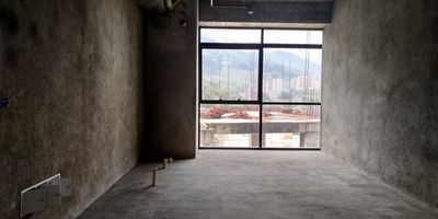 Oficina para venta cerca a via principal, centro comercial, restaurantes, rutas de transporte, universidad y servicios complementarios. Piso en cemento, espacio abierto, aire acondicionado central y parqueadero cubierto. Conjunto cerrado, ascensor, vigilancia, porteria 24hrs, parking con costo, bahia de parqueo, auditorio, baño comunales, planta electrica y circuito cerrado de tv .  *Inmuebles sujetos a verificación de disponibilidad.*