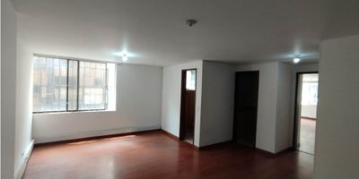 En la ciudad de Bogotá D.C., en la prestigiosa zona de Virrey chico, se encuentra disponible para alquilar una moderna oficina con una ubicación estratégica. Con un área de terreno, construida y privada de 68 M2, esta oficina tiene todo lo que una empresa necesita para establecerse en la capital de Colombia.

Dentro del inmueble, encontramos 2 baños completos y un garaje privado para mayor comodidad de los empleados y visitantes. Además, cuenta con características internas que brindan un confort y seguridad excepcionales, como agua potable, sistema de alarma, baño auxiliar y citófono/intercomunicador para una comunicación interna eficiente.

En cuanto a sus características externas, la oficina cuenta con un acceso adecuado para personas con discapacidad y una entrada pavimentada para una fácil movilidad. El edificio en el que se encuentra cuenta con un área social para el disfrute de los inquilinos, así como un ascensor para mayor comodidad y rapidez en el traslado entre pisos.

Además, cuenta con la comodidad de un garaje y oficina de negocios dentro del edificio, así como un amplio parqueadero para visitantes. Los amantes de la naturaleza pueden disfrutar de los parques cercanos, mientras que la portería/recepción y la vigilancia 24/7 garantizan la seguridad y tranquilidad en el entorno laboral.

 
