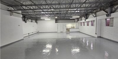 Área 180m2, construida y distruibuida en: salón operativo, 2 baños, cocineta, bodega cuenta con aire acondicionado, luz trifasica a 220, puerta principal en estructura metalica y sus pisos en concreto.

Bodega cuenta con la mejor ubicación en el Super Centro de La Moda,Estrato 4, piso 2 sin ascensor, vigilancia 24/7 y circuito cerrado de TV, unidad cerrada y parqueadero de visitantes. 

Esta cercana a: Parque de las Chimeneas, zonas comerciales y facil acceso a rutas de transporte.

El valor de la bodega cuenta con el 19% de Iva incluido.

 

 
