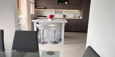 Este moderno y casi nuevo apartamento en La Estrella, Antioquia, ofrece 68.10 metros cuadrados de comodidad y estilo. Al entrar, una amplia sala de estar y comedor, con paredes de espejos e iluminación indirecta, crea una sensación de elegancia y amplitud.

El apartamento tiene dos dormitorios luminosos y un estudio versátil que puede usarse como tercer dormitorio o comedor adicional. Los dos baños están elegantemente equipados. La cocina integral, moderna y bien equipada, es ideal para cualquier aficionado a la cocina. Un balcón con vistas impresionantes de la ciudad ofrece un espacio para relajarse.

Adicionalmente, cuenta con un calentador a gas, lavadero y un cuarto útil con estantes. El edificio ofrece numerosas comodidades, como piscina, gimnasio, baño turco, sendero ecológico, área para asados, salón social, mini cancha de fútbol y vigilancia las 24 horas.

Este apartamento es perfecto para quienes buscan un hogar elegante y acogedor en un entorno lleno de facilidades.
