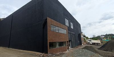 Codigo 24603. Bodega en arriendo ubicado en Guarne sector PepsicoSituada en zona industrial- logística, con excelente ubicación facilidad de acceso sobre la autopista Medellín- Bogotá.Bodega de 2 niveles, con una altura de nivel 1: 3 metros, nivel 2: 3 metros, cuenta con: Puerta peatonal, Puerta camión, Vigilancia, Baños comunes, Capacidad eléctrica: A convenir, Número de espacios: 2 y con pisos de nivel 1: Porcelanato - Concreto. nivel 2 : Porcelanato.