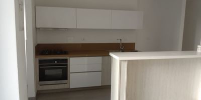 Apartamento en Arriendo y Venta ubicado en Alamos en unidad cerrada cerca a la avenida principal, supermercados de cadena, parque principal, centros comerciales, universidades, rutas de transporte publico y servicios complementarios, cuenta con sala-comedor, pisos en madera, dos habitaciones y dos baños, cocina integral meson en quarztone, estufa y calentador a gas, zona de ropas. En unidad cerrada con un parqueadero cubierto. Vigilancia y porteria las 24 Horas. *Inmuebles sujetos a verificación de disponibilidad.*