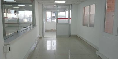 En el corazón de la ciudad, se encuentra esta imponente oficina de 186 metros cuadrados, y una terraza de 50 mts con hermosa vista, ideal para aquellos que buscan un espacio elegante y funcional. Con 2 baños y 2 parqueaderos, ofrece comodidad y practicidad a partes iguales. Sus amplios espacios brindan la oportunidad de crear un ambiente de trabajo inspirador y productivo. Con una ubicación privilegiada y una distribución inteligente, esta oficina se convierte en el lugar perfecto para hacer realidad tus proyectos empresariales. ¡Bienvenido al lugar donde tus ideas cobran vida!