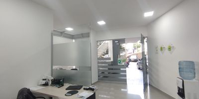 Local en Venta ubicado en Alamos en unidad cerrada sobre la avenida principal, cerca a supermercados de cadena, parque principal, centros comerciales, universidades, rutas de transporte publico y servicios complementarios de la zona, cuenta con ventilacion e iluminación natural, con un espacio y un baño, pisos en ceramica, cableado de red, techo cielorraso. La unidad cuenta con vigilancia y portería las 24 horas. *Inmuebles sujetos a verificación de disponibilidad.*