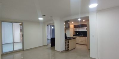 Apartamento en Arriendo y Venta ubicado en Álamos en unidad cerrada sobre la avenida principal, cerca a supermercados de cadena, parque principal, centros comerciales, universidades, rutas de transporte publico y servicios complementarios de la zona, cuenta con ventilación e iluminación natural, con dos habitaciones y dos baños, pisos en porcelanato, cocina Integral mesón en granito, salacomedor, estufa y calentador a gas. La unidad cuenta con un parqueadero cubierto. Con vigilancia y portería las 24 horas. Inmuebles sujetos a verificación de disponibilidad.
