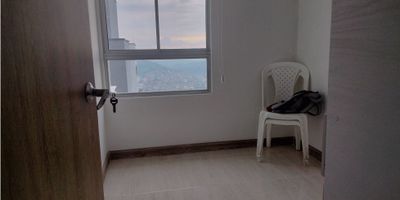 Apartamento con vista panorámica ,amplio y iluminado, cuenta con 2 alcobas, la alcoba principal con  baño completo, baño social, calentador, sala comedor, cocina integral, gas natural, suelos en cerámica, zona de ropas, el edificio cuenta con gimnasio, ascensor, deposito, terraza. zona residencial y comercial.
