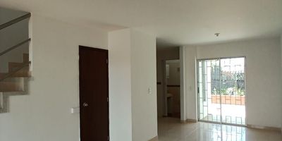 Casa en Venta  en unidad cerrada en el sector de La Villa de facil acceso, cerca a rutas de transporte publico y con múltiples servicios complementarios de la zona, cuenta con dos niveles, iluminacion y ventilacion natural, amplios espacios y buenos acabados, cuenta con sala-comedor, pisos en ceramica, estudio, tres habitaciones y cuatro baños, estufa y calentador a gas, zona de ropas. La unidad cuenta  con piscina, gimnasio, salon comunal, sauna/turco, placa polideportiva, zonas verdes y dos parqueaderos descubierto. Con vigilancia y porteria las 24 Horas. *Inmuebles sujetos a verificación de disponibilidad.*