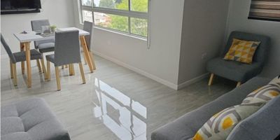 Apartamento amoblado, cuenta con 2 alcobas , 2 clósets , baño alcoba principal, baño social, sala comedor, cocina integral, gas natural, suelos porcelanato, zona de ropas, asensor, planta eléctrica, tanq. reserva agua, vigilancia, porteria, zona residencial.
