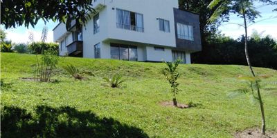 El condominio esta ubicado a 40mn de Manizales, por excelente vía, la casa es de 2 niveles, el 2 nivel es el acceso, se encuentra el garaje, sala comedor, cocina , baño social, patio cubierto de ropas, 3 habitaciones y 4 baños, en el primer piso se encuentra un estadero y una alcoba con baño. 
