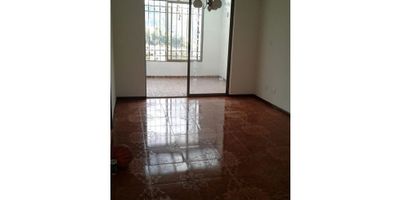 Casa 3 niveles amplia, iluminada, casa en conjunto cerrado cerca acolegios, universidades, hospitalesy comercio en general,  cuenta con 3 niveles . 1. nivel sala comedor, cocina amplia integral,area de ropas, terraza cubierta, cerrada, baño social ,mirador a la reserva natural, parqueadero descubierto, 2. nivel 2 alcobas, estudio o alcoba auxiliar, baño completo, balcon en el estudio, 3 nivel. alcoba principal con sala auxiliar o alboba auxiliar con balcon, vestier y baño completo, Areas aproximada.
