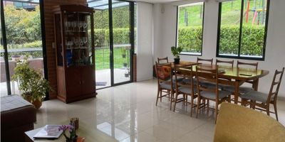 Hermosa casa en conjunto cerrado en uno de los sitios mas exclusivos de la ciudad, en el primer nivel se encuentra el parqueadero, salón de juegos, baño completo y depósito. Segundo nivel, baño social, sala comedor, terraza con comedor auxiliar, amplia cocina, zona de ropas, alcoba de servicio con baño. Tercer nivel,  hall de alcobas, 4 alcobas, 1 baño de alcobas, 1 alcoba con baño privado y alcoba principal con terraza vestier y baño. Areas aproximada.
