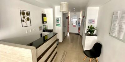 Apartaestudio moderno, excelente ubicación, amplio , iluminado, cuenta con 1 alcoba con cama plegable, baño, calentador, cocina semiintegral, gas natural, suelos en cerámica, zona de ropas, ascensor, depósito y un parqueadero.
