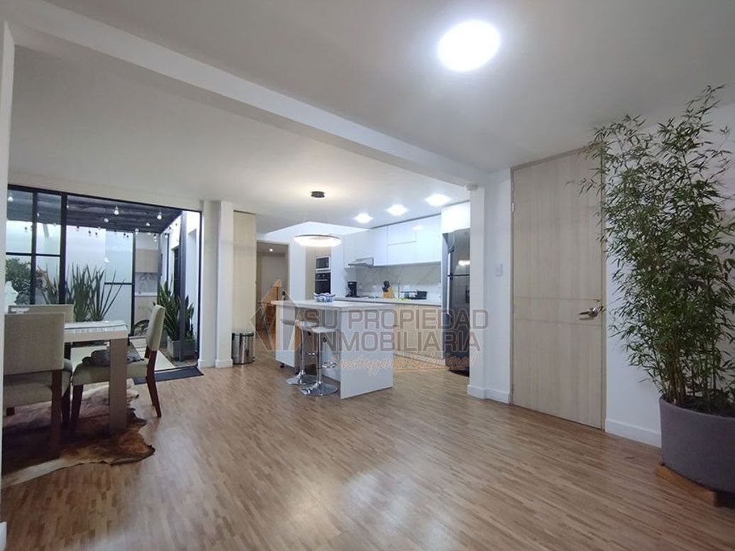 Casa de 3 alcobas en venta en Caobos Salazar, Bogotá, 240 m² · foto 2 de 20