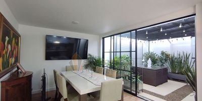 Casa en venta en Cedritos, Usaquén.
¡Esta hermosa casa de dos niveles es el lugar perfecto para aquellos que buscan un hogar con espacio para toda la familia! 

Se encuentra completamente remodelada, cuenta con red de gas, una amplia sala con chimenea y comedor independientes, 3 habitaciones con closet, 4 baños, estudio, sala de estar con chimenea, cocina integral tipo americano, cuarto y baño de servicio, zona de lavandería, un hermoso patio cubierto y garaje, la casa se encuentra en una ubicación muy central en el sector además de contar con buenas vías de acceso como la Av. Calle 147, Av. Carrera Novena, Av. Calle 153 y Carrera 15. 

Cerca de Homecenter, Centro Comercial Cedritos y Tiendas D'1. Cuenta con 240 metros cuadrados de espacio para disfrutar. Si estás buscando un lugar para llamar hogar, ¡esta es tu oportunidad! No pierdas la oportunidad de contactarnos para conocer más detalles sobre esta increíble casa. ¡No esperes más! 1