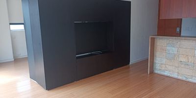 Apartaestudio en arriendo en unidad cerrada cerca a centros comerciales, supermercados de cadena, restaurantes, rutas de transporte publico y servicios complementarios. Piso en madera, puerta de seguridad, sala y comedor independiente, 1 alcoba, baño privado, baño social, cocina integral abierta tipo americano, balcon y parqueadero independiente cubierto . Gym, sauna, cancha de squash, zonas verdes, vigilancia 24 horas, citofonia y circuito cerrado de tv. *Inmuebles sujetos a verificación de disponibilidad.*