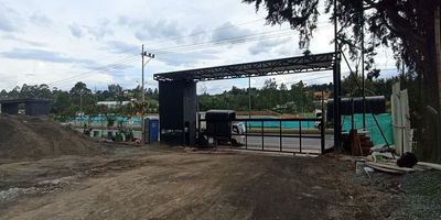 Codigo 24619. Bodega en arriendo ubicado en Guarne sector PepsicoSituada en zona industrial- logística, con excelente ubicación facilidad de acceso sobre la autopista Medellín- Bogotá.Bodega de 2 niveles, con una altura de nivel 1: 3 metros, nivel 2: 3 metros, cuenta con: Puerta peatonal, Puerta camión, Vigilancia, Baños comunes, Capacidad eléctrica: A convenir, Número de espacios: 2 y con pisos de nivel 1: Porcelanato - Concreto. nivel 2 : Porcelanato.